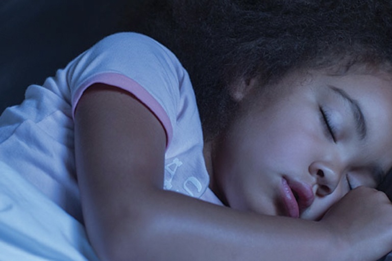 Niña dormida en la cama